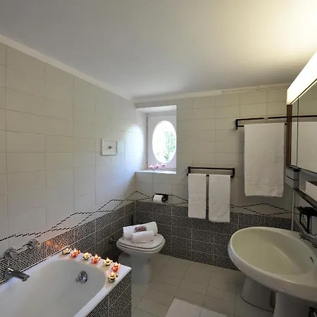 Apartment Sleeps 4 Cadenabbia